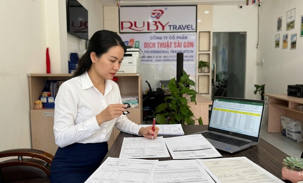 Chuyên viên SGT dịch thuật tài liệu sang nhiều ngôn ngữ