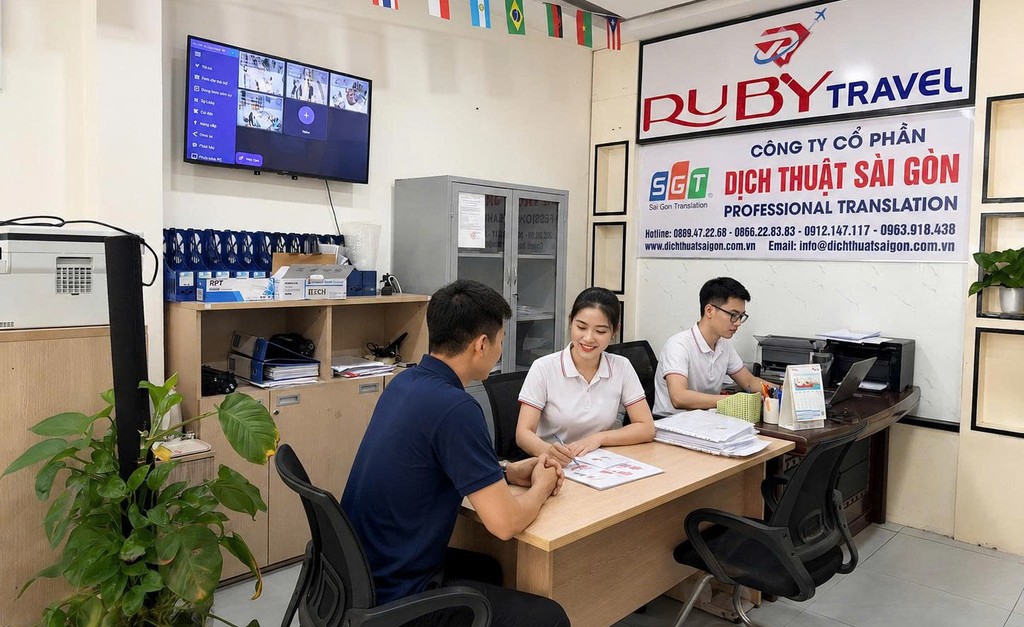 Khách hàng được tư vấn dịch vụ chi tiết và chuyên nghiệp tại Dịch thuật Sài Gòn