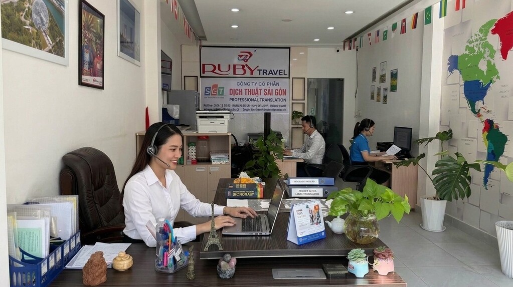 Chuyên viên SGT tư vân dịch vụ chi tiết online cho khách hàng