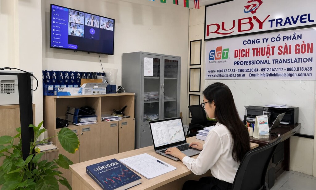 Chuyên viên SGT dịch tài liệu chứng khoán tiếng Lào