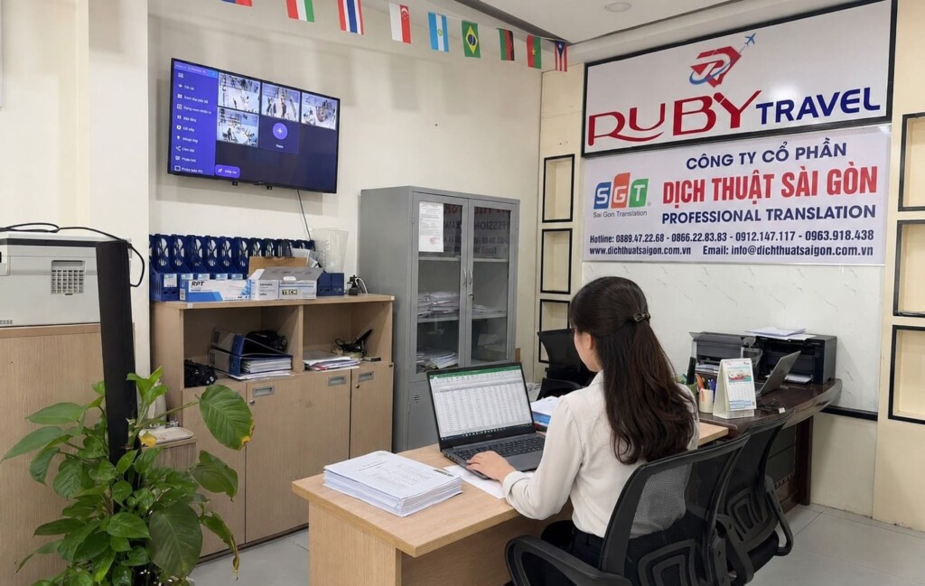 Chuyên viên SGT dịch tài liệu kế toán dang tiếng Lào