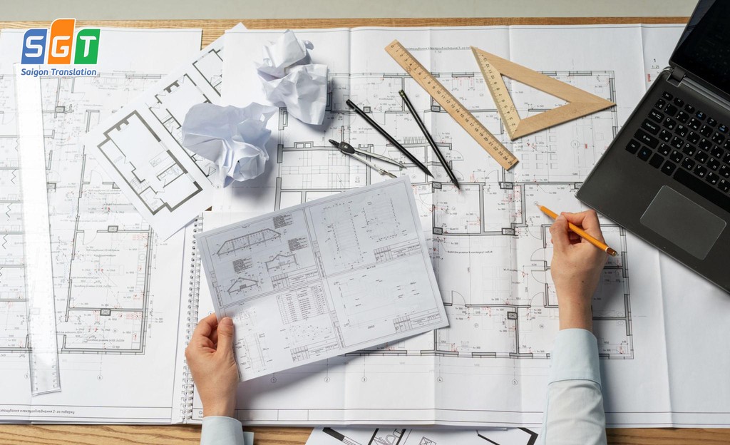 Kĩ sư kiểm tra bản vẽ kiến trúc